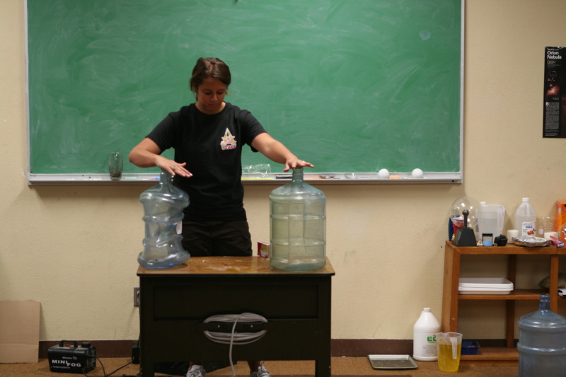 2011/06(June)/Troop-214-Summer-Camp/3-Camp-Wehinahpay/800x600_2011-06-29-Camp-Wehinahpay-Space Museum-25-vacuum-experiment.JPG